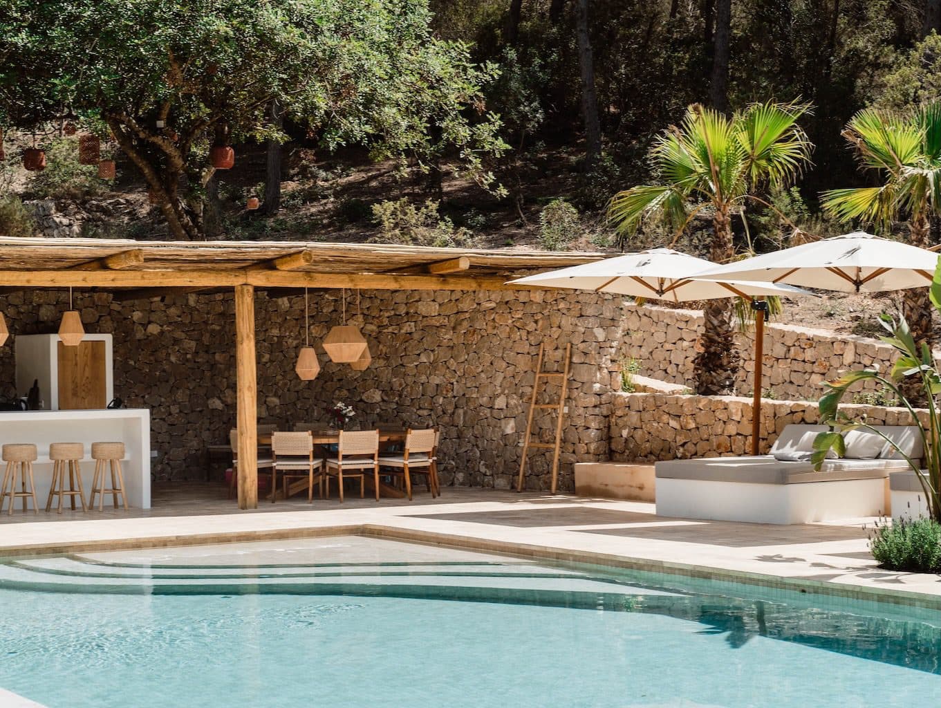Villa residencial en Santa Eulalia, Ibiza — contexto visual del sector inmobiliario insular